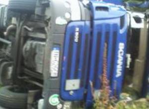 Georgian truck overturns in Armenia