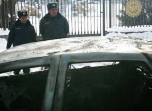 Car catches fire outside Armenian Parliament