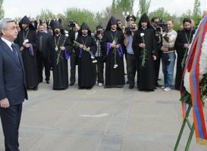 Serzh Sargsyan pays tribute