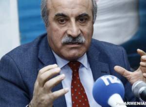 Harutyunyan looks at and admires