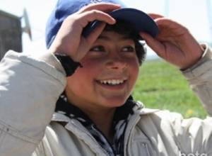 Twelve-year-old Vanuhi attracts Swiss tourists