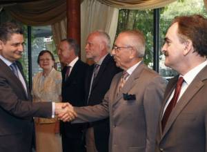 Armenian PM dines with EU ambassadors