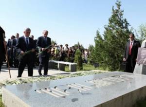 Armenian and Artsakh top brass visit Erablur Pantheon