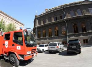 Roof of HHK building on fire