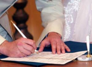 Couples to pay AMD 50 000 for wedding registry outside office