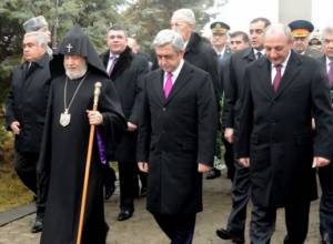 Armenia's top brass visits Yerablur Pantheon
