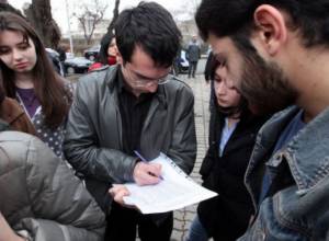 presidential candidate joined boycotting students