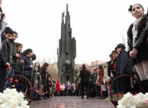Armenians mark 116th anniversary of Charents