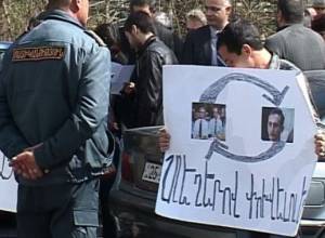 HAK supporters protesting outside Prosecutor's Office