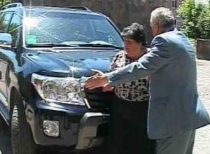 Women close deputy premier's way