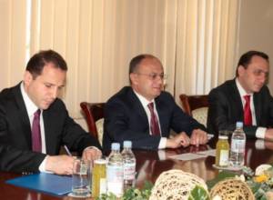 Armenian DM receives receives Russian Ambassador