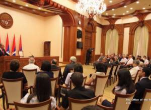 Bako Sahakyan handed in diplomas