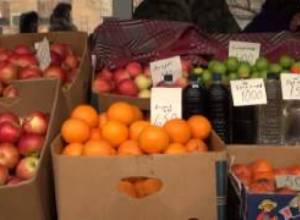 Շուկայի աշխատակիցները ստիպված են մրգերը թափել