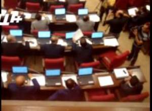 ՀՀԿ-ն օրինագծերն անցկացրեց` իրար տեղ քվեարկելով