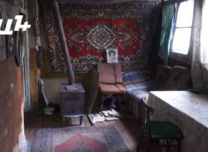 Կիսաքանդ ու առնետներով լի տանը ապրող կինը քնելուց աղոթում է, որ տանիքը չփլվի գլխին