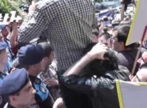 ՀԾԿՀ-ի մոտ հրմշտոց է. ոստիկանները թույլ չեն տալիս մոտենալ շենքին