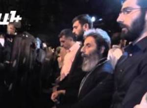 Հոգեւորականները «Տեր ողորմյա» երգեցին ոստիկանական պատի մոտ