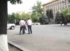 Օսիպյանը զննում է տարածքը