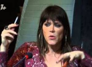 Բեթ Հարթը համերգից առաջ