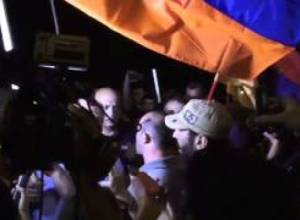 Ժողովուրդը սուլոցներով դիմավորեց Հայրիկյանին ու Եվրամիության դրոշները. իրավիճակը լարված է