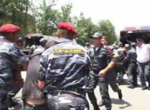 Ոստիկանությունը բերման են ենթարկում ցուցարարներին