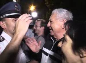 Օսիպյանը ներկա ցուցարարներին հրավիրում է սուրճի՝ իր հաշվին