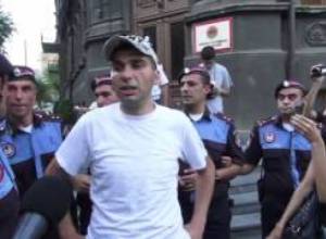 «Ոտքի՛, Հայաստան»-ը ՀՀԿ գրասենյակի մոտ