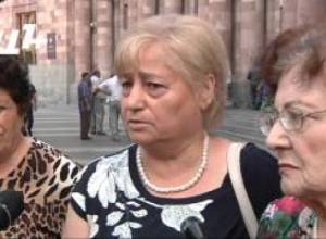 Վաղվանից նստացույց՝ նախագահական նստավայրի առջև