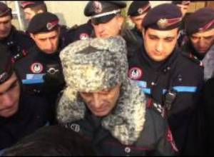 Պաստառ փակցնելու երկրորդ փորձը