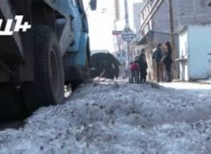 6- ամյա փոքրիկը մաքրում է փողոցի սառուցը