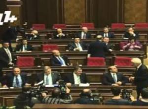 Նախարարները ԱԺ-ում են