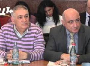 «Զենքո՞վ ազատվենք Սերժ Սարգսյանի իշխանությունից, թե՝ քվեաթերթիկով»