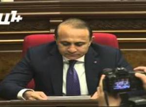 Կառավարության անդամները ԱԺ-ում են