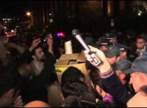 Ոստիկանները թույլ չեն տալիս մոտենալ ՌԴ դեսպանատանը եւ հանձնել նվերը