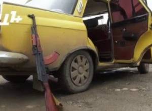 Վարչակազմի ղեկավարը լրագրողի հետ զրուցում է՝ ատրճանակը սեղանին