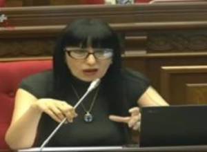 Շումախերը պիտի լինես, որ մեքենայով շրջես Գյումրիում. Նաիրա Զոհրաբյանի հարցը