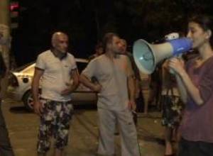 Խորենացի փողոցում երգում է Անի Նավասարդյանը