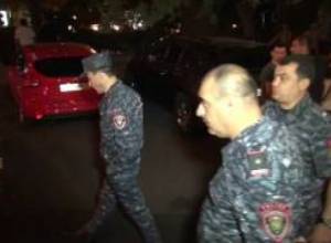 Փշալարեր Բաղրամյան փողոցում