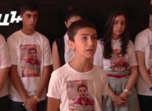 Աշակերտների շապիկներին քառօրյա պատերազմի հերոսի լուսանկարն էր