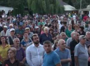 Դուք մեզ դեմ տվեք պատին...մենք իրենց դեմ կտանք պատին.....