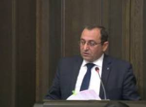 Բանավեճ վարչապետի եւ Էկոնոմիկայի նախարարի միջեւ