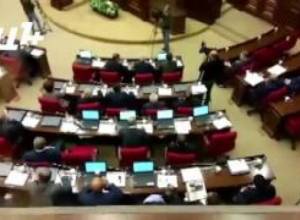 Պատգամավորները քվեարկում են մեկը մյուսի փոխարեն