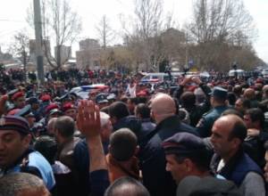 Сотрудники компании «Спайка» перекрыли дорогу