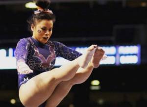 Gymnast gets serious leg injury during her floor routine
