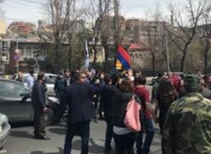 Акция протеста против выступления трансгендера