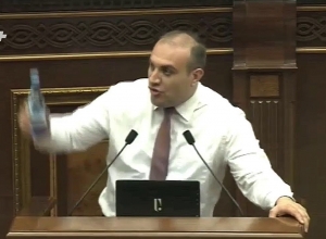 Դուք ու՞մ կողմից եք խաղում․ պատգամավորը`  Մարուքյանին