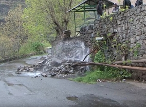Դեբեդ թաղամասում հենապատ է փլվել