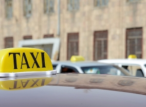 Водители такси перекрыли дорогу: ПРЯМОЙ ЭФИР