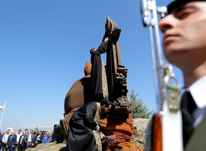 На территории административного комплекса МО РА установлен памятник “Единство”