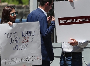 Դատարանը քննում է  Քոչարյանի խափանման միջոցի հարցը. բակում ակցիա է